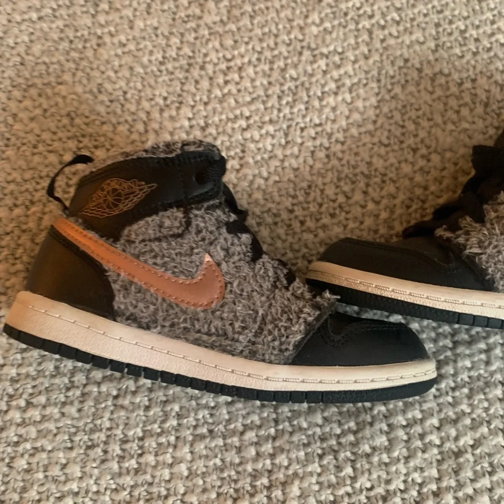 Adorable Fuzzy Air Jordan with Rose gold Nike logo Toddler size 9 toddler - Picture 3 of 11